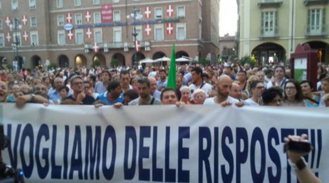 Asti, tutti in piazza per manifestare: ''Vogliamo delle risposte'' (foto)