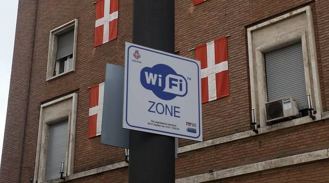 Attivisti 5 Stelle Asti verificano il funzionamento del WI-FI free del Comune di Asti