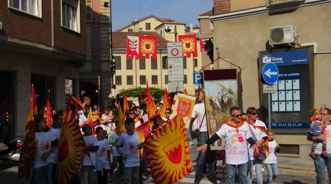 Domenica di festa ad Asti tra Fiera d'Autunno e Giro della Vittoria (foto)