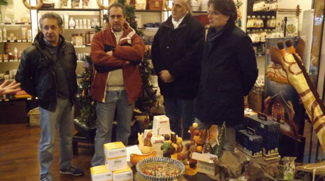 Asti, inaugurata la mostra dei presepi equi e solidali, provenienti da tutto il mondo (foto)