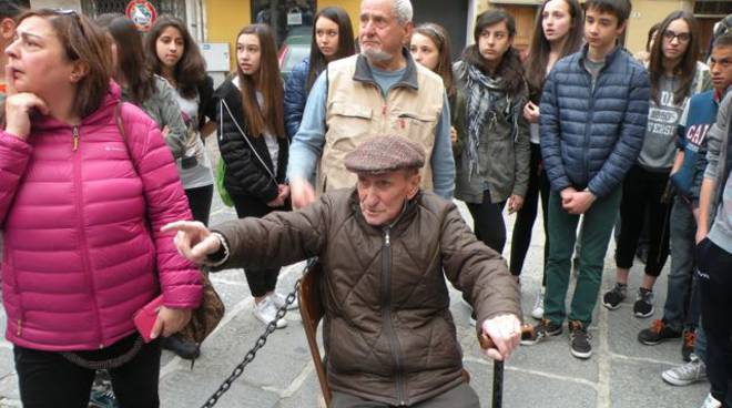 Canelli, passeggiata partigiana dei ragazzi delle medie