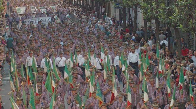 Adunata Alpini Asti: nella giornata finale sfilano oltre 75mila penne nere (foto)