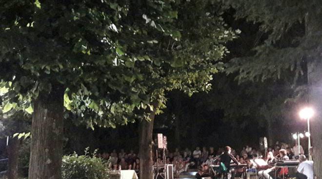 Grande successo per Bruno Penna al Luglio nel parco Alfieri, giovedì l'ultima serata