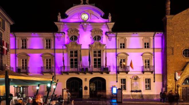 Asti, AEC illumina di rosa il Municipio e la Torre Rossa per sostenere la Lilt