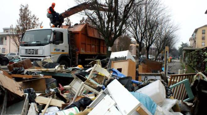 Asp al lavoro per rimuovere i materiali danneggiati dalla piena del Tanaro