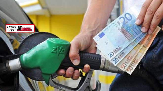 Codacons: benzina, stangata da 130 milioni di euro su italiani in vacanza tra Natale e Capodanno