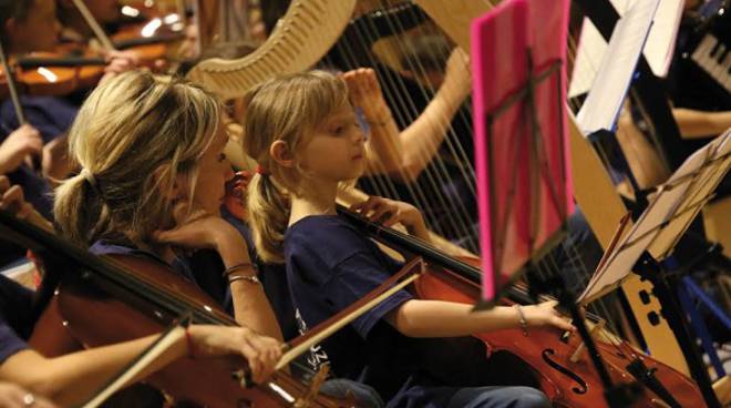 Alba, concerto di Carnevale dei piccoli musicisti dell’Istituto Civico Lodovico Rocca con i Diavoletti Suzuki