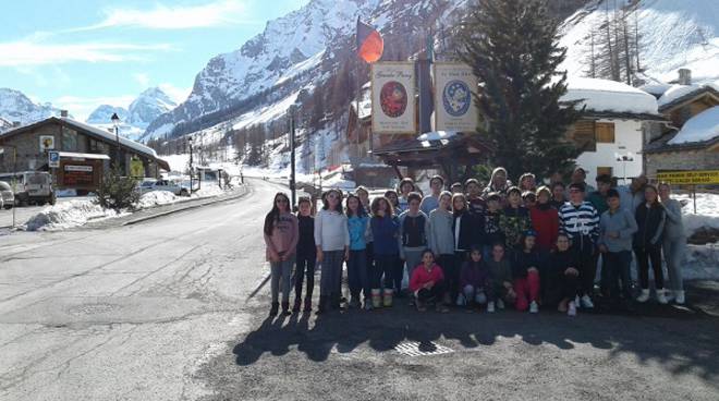 I ragazzi della primaria Laiolo con gli studenti della Goltieri sulle nevi della Valle d’Aosta