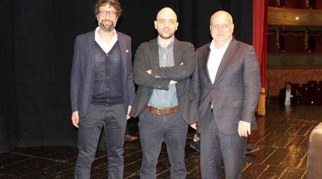 Roberto Saviano al pubblico del Teatro Sociale di Alba: "Fate che vivere onestamente non sia inutile"