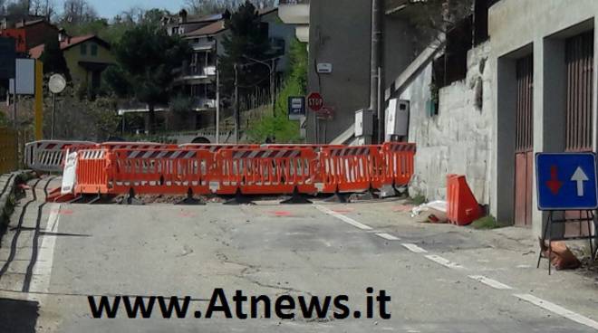 Si apre voragine sulla strada, bus di studenti rimane incastrato