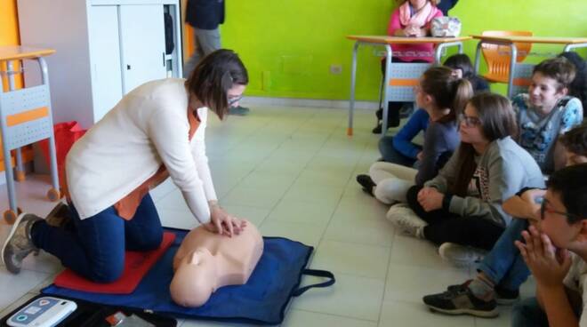 Alla scuola di Nizza Monferrato un nuovo defibrillatore donato dall'unione di Lions e Rotary