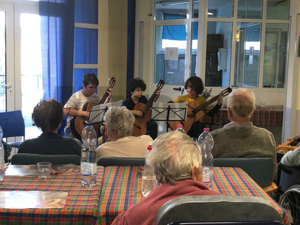 Tra musica, disegni e regali gli studenti di Nizza Monferrato festeggiano i loro nonni