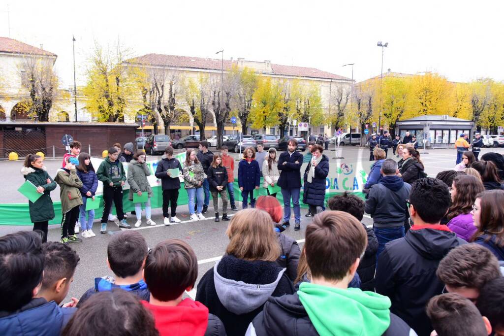 Evento GREEN di  nome  \"ONDA VERDE\" - Studenti della Scuola Media C.A. Dalla Chiesa manifestano per l\'Ambiente