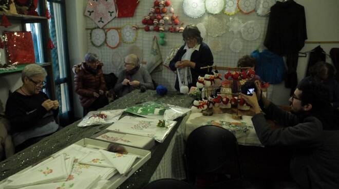 Immagini Donne Di Natale.Un Albero Di Natale Di Pizzo A Scurzolengo Le Donne Riscoprono La Tradizione In Attesa Di Gelindo Atnews It