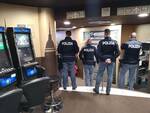 polizia denuncia truffatori slot machine