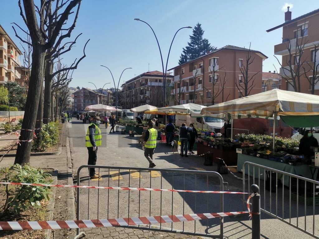 Mercato via gozzano 