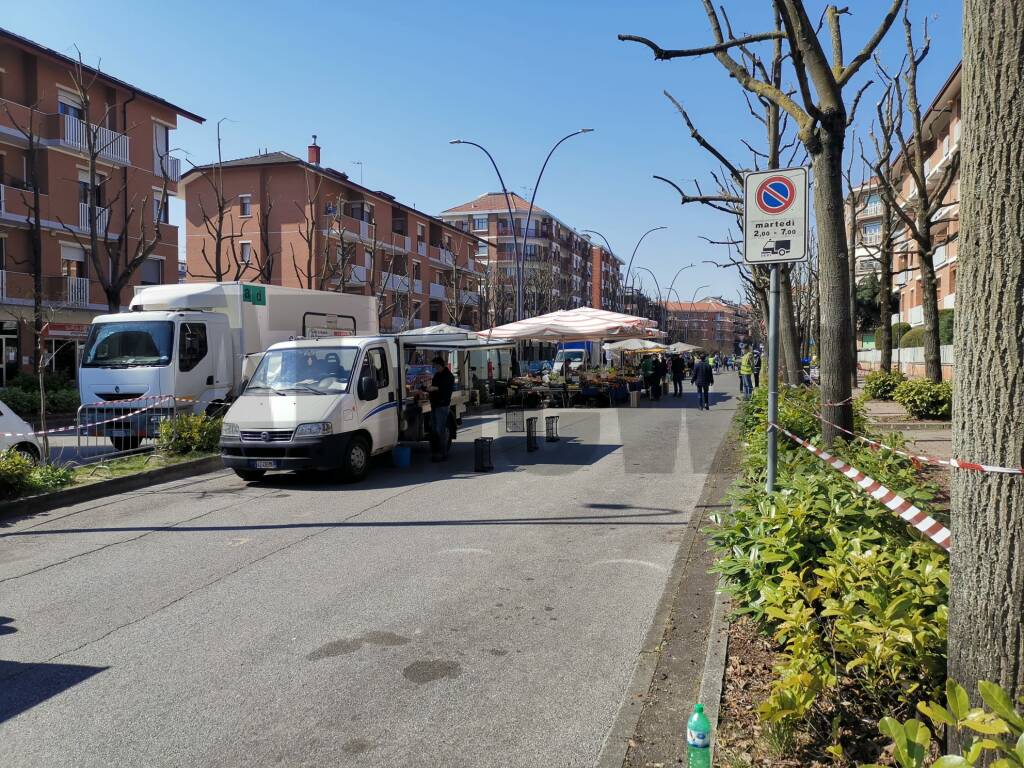 Mercato via gozzano 