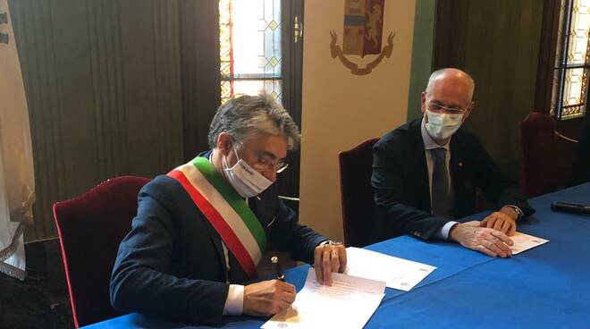 franco gabrielli e carlo bo firma accordo polizia amministrativa ad alba