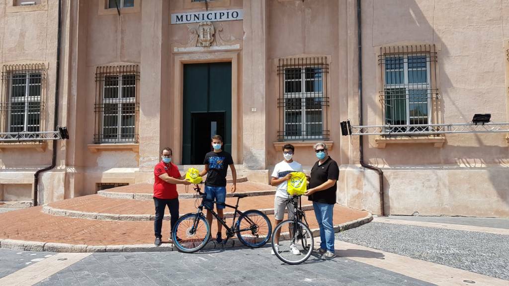 Ricevuti dal sindaco di Loano i due ragazzi arrivati in bici da Montechiaro