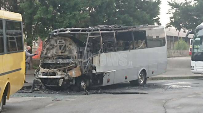 bus in fiamme in centro