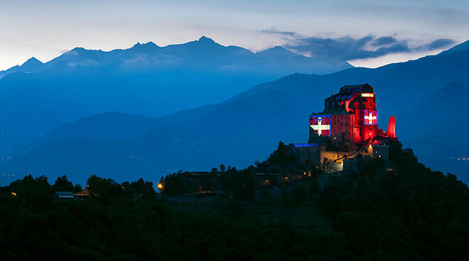 sacra san michele bandiera del piemonte illuminata