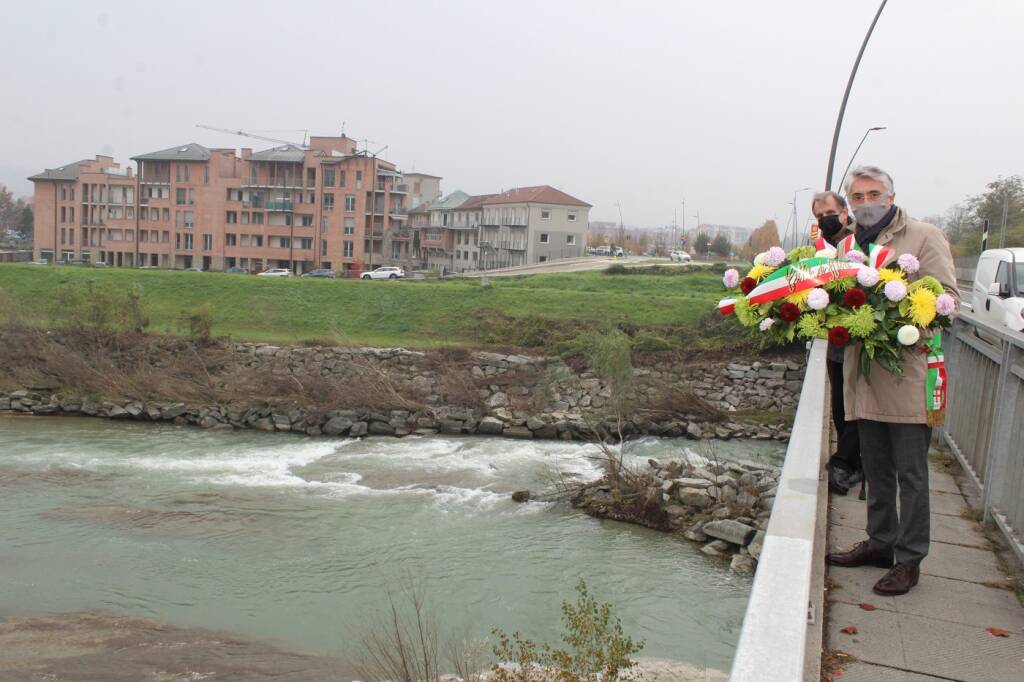 Alba: corona di fiori nel fiume Tanaro per ricordare le vittime dell’alluvione del 1994