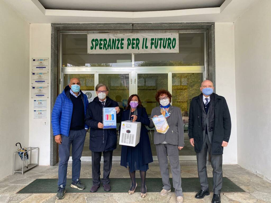 consegna sanificatori scuole rotary club nizza canelli