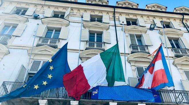 Bandiere mezz'asta palazzo regione Piemonte 