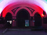 portici del Municipio e le torri di piazza Risorgimento illuminati con il tricolore