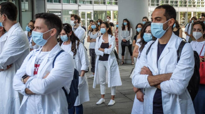 Specializzandi, in Piemonte già 400 volontari per il vaccino ma resta il nodo contratti