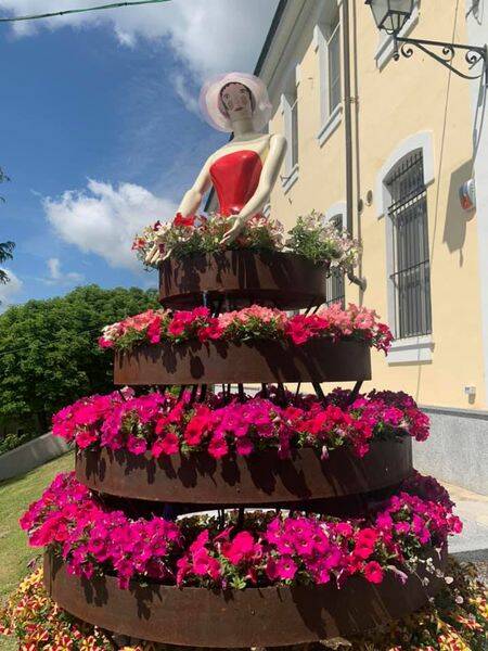 Ponzano Monferrato, la Ballerina rivestita con nuovi fiori