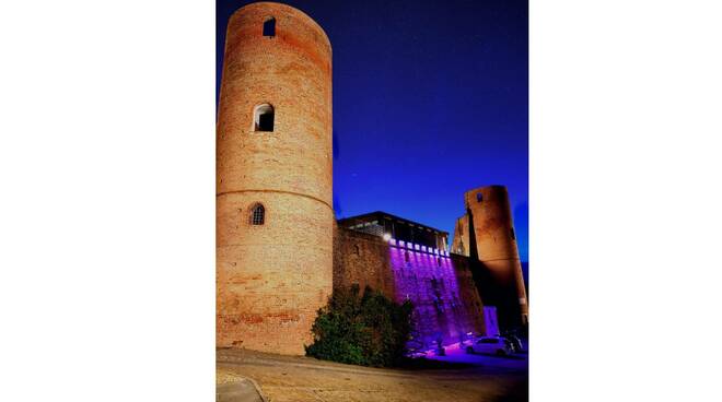 castello di moasca illuminato rosa