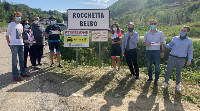 Rocchetta Belbo i segnali stradali salva ciclisti