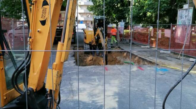 lavori per buco in via rosselli asti