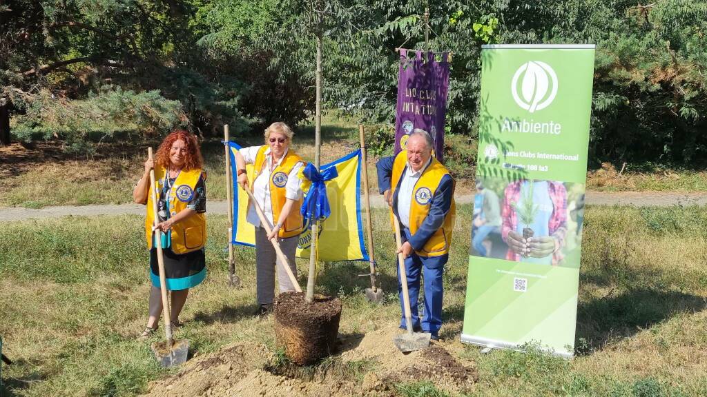 Cerimonia piantumazione 5 alberi al parco Biberach donati dal Distretto Lions 108ia3