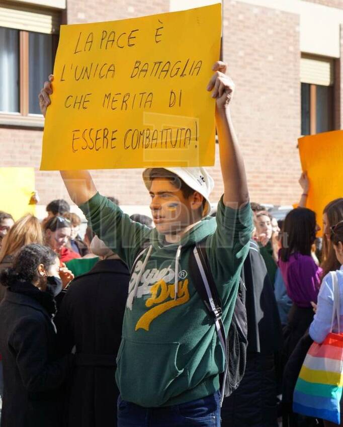 Studenti in piazza ad Asti contro la guerra