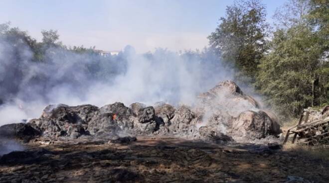 incendio rotoballe tigliole