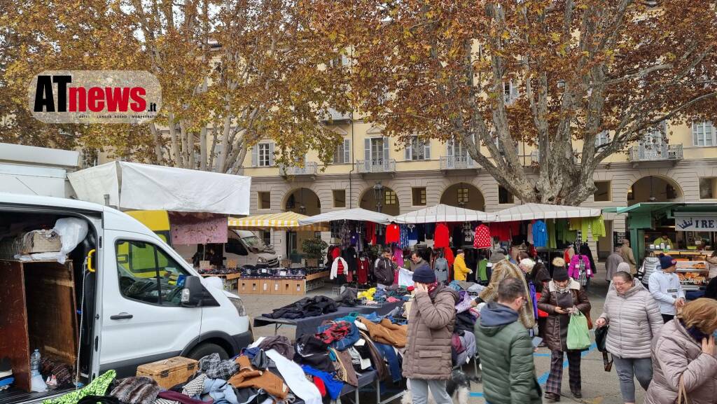 proteste anticipo chiusura mercato piazza alfieri libertà