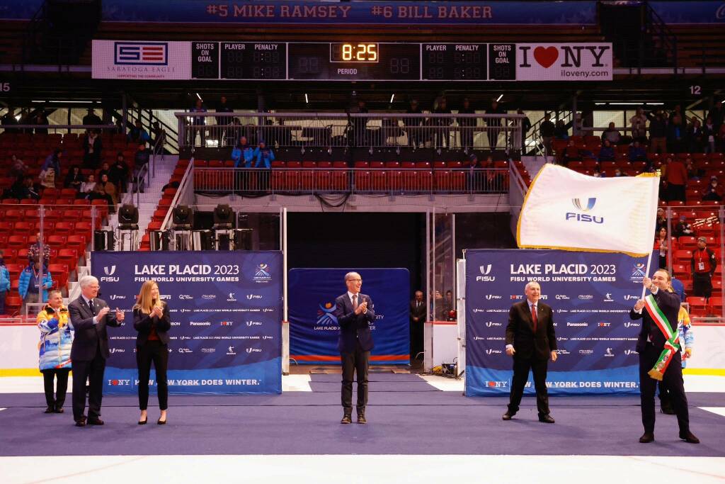 L’Universiade torna a casa a Lake Placid il passaggio di bandiera