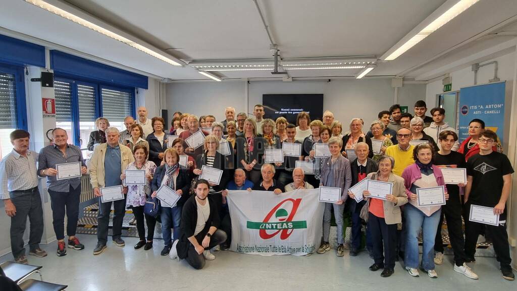 Consegna diplomi nonni connessi all'Istituto Artom Asti