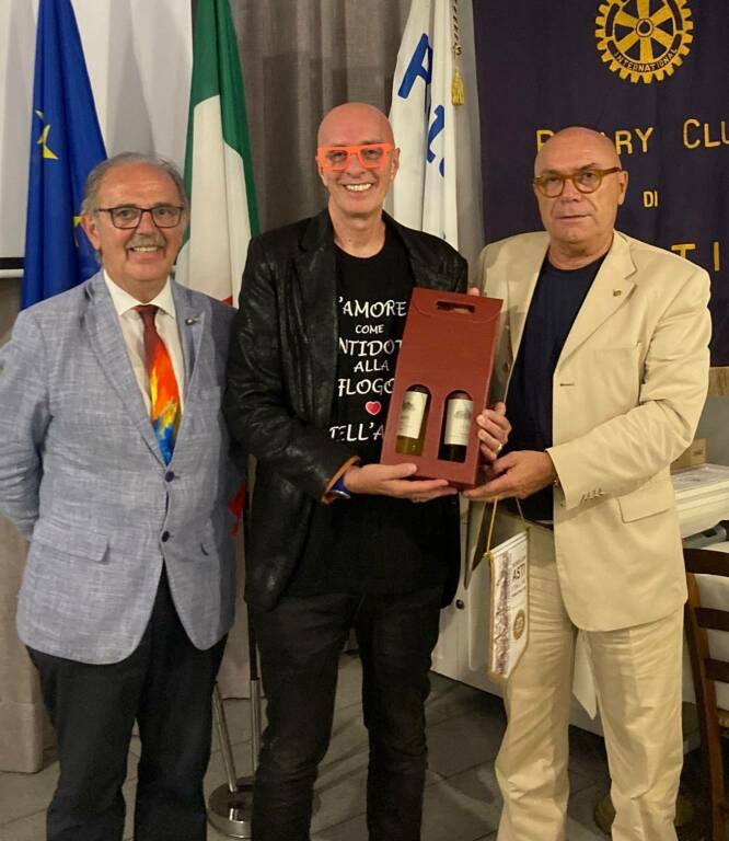 Massimo Cotto tra Maurizio Mela, a destra, e Giorgio Gianuzzi.