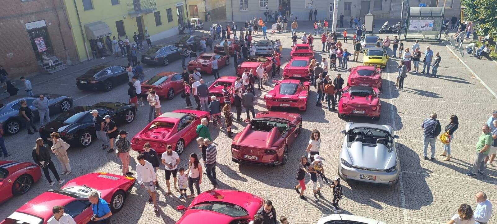 raduno ferrari castelnuovo belbo