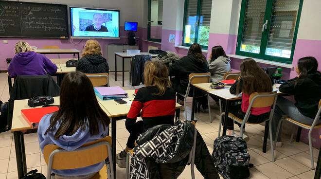 Iniziativa a scuola Andriano con Corriere della Sera