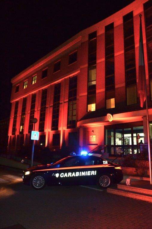 Giornata internazionale per l’eliminazione della violenza contro le donne caserma carabinieri arancione