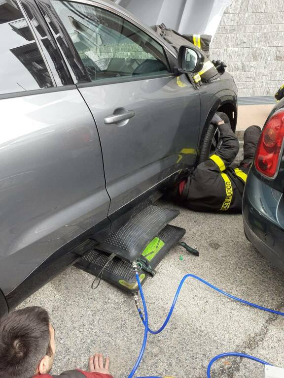 gatto sotto auto vigili del fuoco