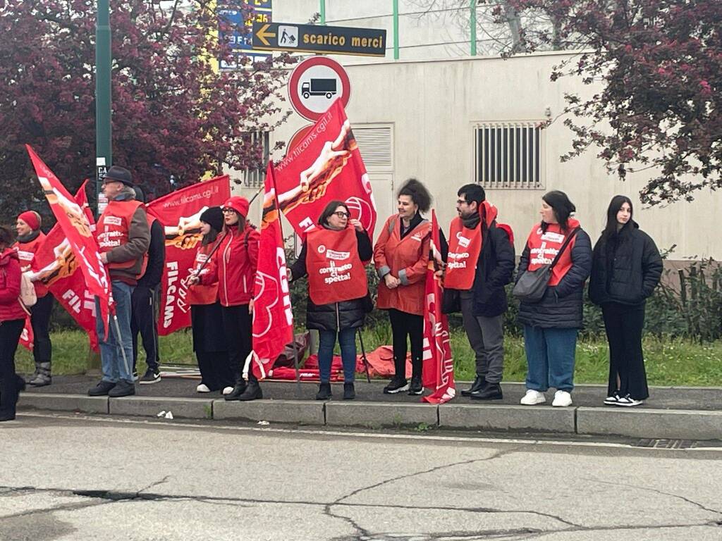 sciopero dei lavoratori della grande distribuzione e il presidio sindacati