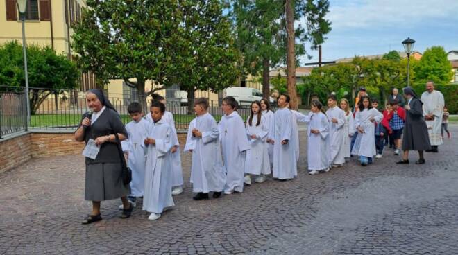 A Nizza una processione dal passo di bambini