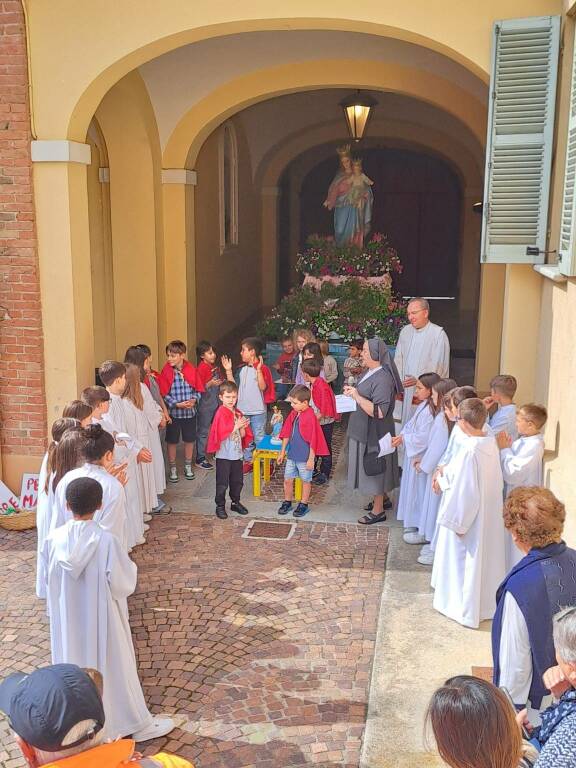 A Nizza una processione dal passo di bambini