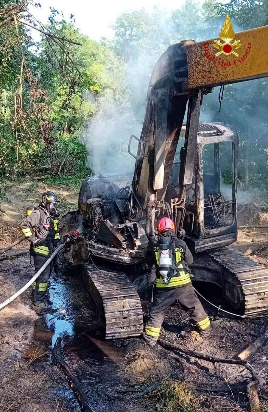 incendio escavatore castelnuovo belbo