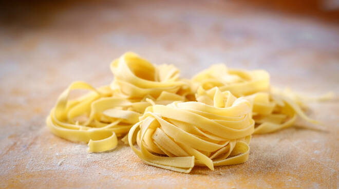 https://www.atnews.it/photogallery_new/images/2024/09/taglietelle-pasta-foto-https-depositphotos-com-it-212805.660x368.jpg